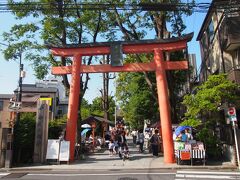 神楽坂の赤城神社へも寄ってみました
境内では手作りのマルシェが行われていました