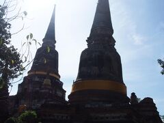 続いてやってきたのは、ワット・ヤイ・チャイモンコン！

逆光ですごいことに。
ビルマの進行を避けて建てられたお寺。