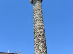 コロンナ広場に建つ大理石のマルクス・アウレリウスの記念柱。

螺旋状のレリーフが本当に細かくて素晴らしい！