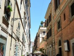 北のポポロ広場と南のヴェネチア広場を結ぶコルソ通り。