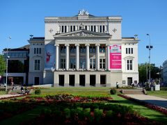 国立オペラ座まで戻ってきました。
ここまで帰ってきたらホテルは直ぐ。
歩き疲れたのでホテルへ一旦帰って、お湯が出るかチェックする。

が、何とお湯が出ない。もうこの時点でパニックになり、
宿のオーナーへ即メール。リガ市の水道局のせいだと回答あり。
ホテルの部屋でリガのお湯事情を検索してみると、
高級ホテルでもお湯が出ないとの過去記事を見つけ、
もう諦めるしかないのか？
最悪キッチンの電気ポットでお湯を作って、
昔のインドのようにお湯をバケツに貯めて身体洗うってな
イメージも想像してみた。