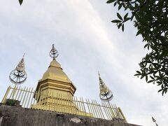 頂上には金色の仏塔が。丘全体が寺院なのです。