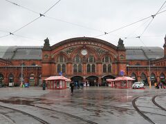 Bremen Hauptbahnhof（ブレーメン中央駅）

駅から町の中心部までは徒歩15分程度。

余りの天候の悪さに正直止めようかと思ったくらい…。
傘は全く役に立たず。でも、ここまで来たからには、せめてブレーメンの像だけでも・・・。