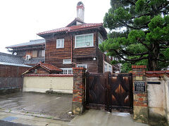 　そろそろ駅へ戻ろうかと思いましたが、雨が弱くなってきたのでもう少しだけ街を歩くことにします。「ヴォーリズ記念館」を通りかかりました。キリスト教伝道のため1905年に来日したウィリアム・メレル・ヴォーリズの元邸宅ですが、内部の見学には事前予約が必要とのことで、外観の見学だけです。