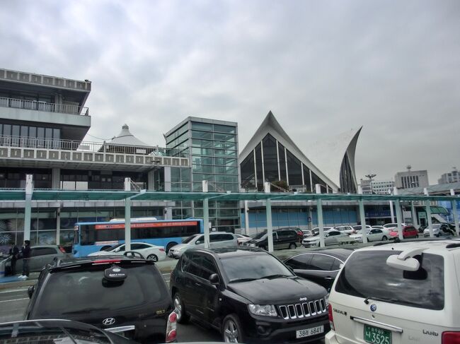 釜山港に到着。<br />20､000円を両替すると驚きの184､000W ここまで円安で悲しくなります。<br />1､000W=108円<br /><br />船内では、釜山の天気晴れと言ってたので、期待をしましたが、やっぱり曇りでした。今日行く予定の甘川洞文化村（カムチョンドンムナマウル）は明日か明後日に変更します。<br />