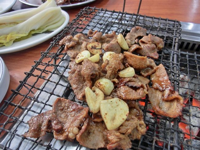 2人分を注文すると1人分に分けてアジュンマが焼いてくれます。<br />ただ、1人分が焼きあがるとすぐ残り1人分も焼こうとするので、いつも待って下さいと言います。焼きすぎると固くなるので焼きたてでいただくのが美味しい食べ方です。<br />今回、会計から遠いテーブルだったので注文どおりの会計になるのか少し心配（このお店伝票がない）していたら24､000Wの請求がありました。豚カルビ２人分と言ったら16､000Wに訂正されたのですが、会計の時は注文した金額は確認していた方がよさそうです。このお店はリピート店なので批判をしているのではありません。