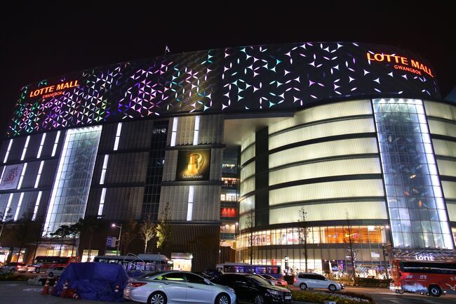 「ロッテ百貨店光復店」<br />７時から始まる噴水ショーを見学しました。