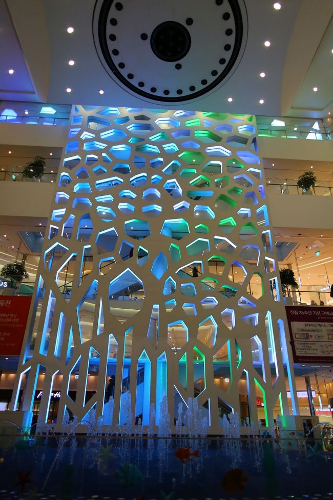 上の丸い所から、噴水とライトアップのショーが始まります。<br /><br />久しぶりの噴水ショーです。<br />と思ったら！！！<br /><br />