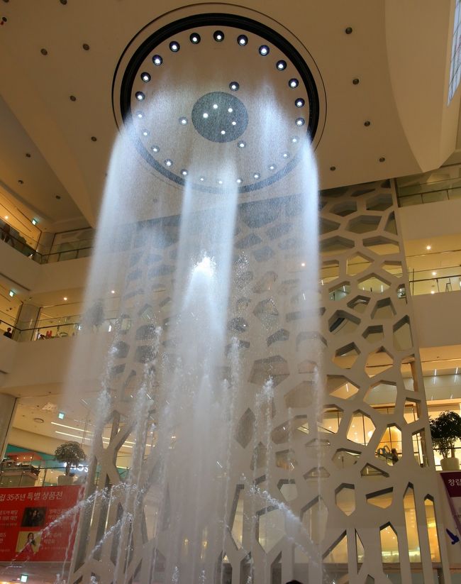 噴水に文字もはっきり見えたのに今はほとんど見えません。<br />レインボーカラーだったのがこんな感じです。<br />