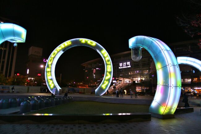 太宗台から東横インに戻り、フロントのお姉さんに南浦駅で撮った多大浦海水浴場噴水の写真を見せ行き方を聞きました。ネットで調べてプサン駅から1､000番のバスで行けると教えていただきました。　　　　　　　　　　　　　　　　　　　　　　　　　　　　　　　　　　　　　　　　　　　　　　　　　　　　　　　　　現在は地下鉄でも行けます。<br />地下鉄１号線が2017年8月30日に多大浦海水浴場駅まで開通しました。