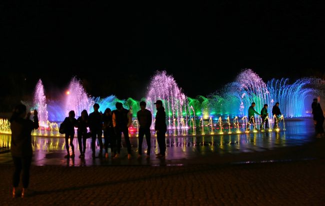 音楽と光の噴水ショーが終わり周りが暗くなったので、帰ろうとしたら<br />ライトアップされた噴水の演出が始まりました。