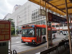 伊予鉄で20分、市駅に着きました。
予定より1本早いバスが止まっていました。
目的が同じと思われる人が乗り込んでいったので私もこれに乗車しました。