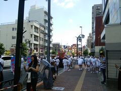 素盞雄神社の天王祭を観に行きました！あれ？山車で引いてる。ずっとずっと引いてる。ずっと付けてたら、通行止めになってしまうから先にどうぞって何度か言われて。。。いいんです神輿観に来たので（汗）
けっきょく町屋駅あたりまで、ずーっと徒歩で振りませんでした。