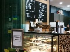 前日のツアーでご一緒だった方に教えていただいたスイカケーキのお店
ニュートン駅の近くが本店のようですが、タウンホール駅近くにもあります。

タウンホールの無印のあるビルの紀伊国屋のお隣にあります。
1つ8ドル

お店が混んでいたので、テイクアウトすることに。
日本人多いんだけど何で？ってお店の方に聞かれて、教えてもらった方が店舗は別だけどNHKでやってたので行ったって聞いていたので、アイウォッチドジャパニーズティービーショーと嘘ついた。カタカナ英語炸裂、(笑)
店内は本当に日本人だらけだった。