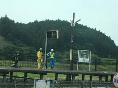 柳津の駅では、駐車場に電気工事のほぼ一個小隊規模の作業員さんがおり、かつホームでは柵を外したりしている。何をするのだろう。この先の線路と思しきところでBTR専用道化と思える工事が盛んにされていた。
　先ほどのオバサン二人は、やがて南三陸さんさん商店街すぐ横の「BRT志津川駅」で降りた。道路交差点の斜向かいの位置なのだが、運転手氏が「横に見えるのがさんさん商店街です。」と車内放送で案内し他の降車客にも説明していたのに、一旦降りたオバサンたちは「南三陸さんさん商店街って遠いんですか。」と戻って聞いてきた。「あそこですよ。」と運転手氏。オバサンたちは納得したか要領を得ない顔で歩きはじめバスの前に来ると、やおらバスを携帯電話で撮影し始めた。これが永い。退けてくれないとバスは出れない。私は我慢できず「プップ―。」とクラクションの口真似をした。運転手氏は苦笑いで横の私を見た。