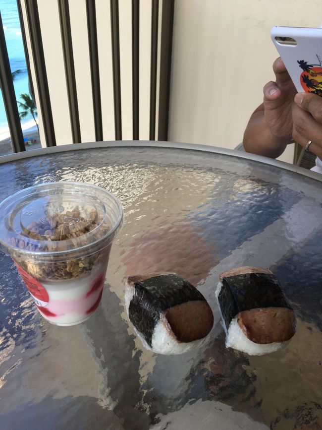 最後の朝ごはん（悲）は、せっかくなので部屋のラナイで。<br />いやすめのスパムおむすびと、ABCストアのヨーグルト。