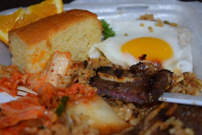 で、これ。<br />何頼んだんだったかな⁈<br />カルビプレートかな？<br />キムチ炒飯も入ってて、美味しかった！<br />さすがにお腹いっぱいで食べれないので、これは後ほど空港でいただきました。