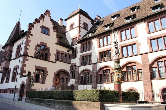 地図もなくブラブラ歩くのも個人旅行のいいところですね。<br />ツアーなら説明はあるのですが、ぞろぞろと連なって歩かなければなりません。