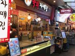 そして、まずは広蔵市場へと地下鉄で移動。
お目当てのチャメチッへ入店。入ったお店は２号店のようです。

鍾路５街駅８番出口から出て、歩いてすぐ左手にも１号店ありましたが
そのまままっすぐと歩き、細い路地も入れ３本目（入り口に小さな植木屋さん？がある角）を左に入ると
狭い路地（ユッケ通り）ですが少し歩くと看板出てきます。

すぐにお店わかり、日本語で声もかけてきましたよ。
他にもたくさんユッケ店ありました。

