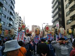 町会を替えつつ振り振り！地元のおっちゃんの話を聞きかじってたところ町会によって振り方が違うそうです。木遣り唄から振る新三河島と笛でピーピーって扇子の支持で振るのと！なるほど～
３年に一度の天王祭興奮しました！また来ます！初めてみました神輿振り！