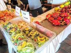 ゆっくりと疲れをとって、体制を立て直した後は、
ハイアット１階で行われてる「ファーマーズマーケット」へ。
そんなに大きくないんですが、新鮮な果物やサラダ