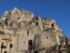 さて本日最後の見学箇所♪
サンタマリア・マドンナ・デ・イドリス教会です。
サッシにしかない建築様式の教会。
そう洞窟教会なのです(´- `*)ｳﾌﾌ

岩山の十字架が特徴的なこの教会、残念ながら、内部は写真撮影禁止でした。
内部はいかにも洞窟といった無骨な作りでしたが、11世紀頃に描かれた美しいフレスコ画が並んでおり、昔から大事な信仰の場であったことがうかがえました。