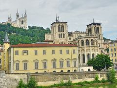 サン・ジャン大聖堂 （右手前）
とフルヴィエールの丘 （左奥）
ボナパルト橋の上から撮ったものです。