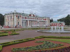 公園内の道路を更に先に進むと、立派な宮殿がありました。カドリオルグ宮殿は1728年にロシアのピーター大王によって建設されたピョートル・バロック方式の建造物です。現在はエストニア国立美術館のカドリオルグ美術館として活用されています。

建物も美しいですが、噴水のある庭園も見事です。美術館は有料（6.5Euro)ですが、庭園見学では料金はかかりませんでした。宮殿の表と裏側を外部から自由に見学できました。