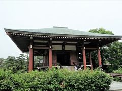 法隆寺の東院のすぐ隣にある東中宮寺。法隆寺とは別のお寺なので、拝観料は別でした。靴を脱いでこの本堂んぞ悪しきにあがり、「世界三大微笑像」と言われている菩薩半跏像を間近で見ました。実に不思議な表情です。