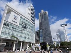すぐの所にあるのがショッピングタウン「コレットマーレ」。
奥に見えるのが横浜ランドマークタワーです。
