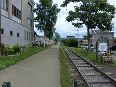 宿をチェックアウトし、小樽駅に向かう。
途中、旧手宮線の線路があった。明治13年(1880)に開通した北海道最初の鉄道で、札幌まで続いていた。
