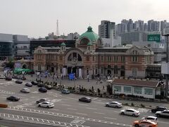 最初の訪問先は「文化駅ソウル284」（旧ソウル駅舎）です。
地上２階、地下１階のルネサンス式の大型建築物で、かつては、満州方面の国際列車を扱うなど、朝鮮半島の鉄道輸送において中心的役割を担っていました。
東京帝国大学教授・塚本靖の設計で1925年9月に竣工し、2003年に旧駅舎南側に新駅舎が完成するまでソウル駅とし使われていました。