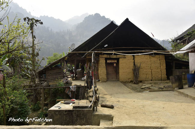 ＜フォー村＞<br />　<br />次に寄ったのは花モン族のフォー村でした。<br />ここも人影はなく皆さん出払っていました。<br />トオモロコシから焼酎を作る作業場は綺麗に整理整頓されており、<br />多分焼酎の搾り粕だと思われる残渣団子が干されていた。<br />