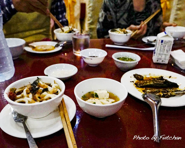 ＜お味はアッサリ味＞<br />夕食には添乗Hさんのサプライズ、おうどんまで添えてありました。<br />この日も満腹でおやすみなさい。<br />　<br />