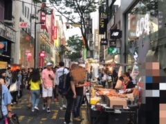 そして、明洞へ戻り
ブラブラ繁華街を散策したのですが、ソウルは１９時過ぎても明るいのですね！

小腹が空いたとのことで、ホテル近くのモスバーガー購入。
ここで物価が高い事痛感・・・
自宅近くのモスバーガーより１００円ほど高かったです。そして種類も少ない・・・
味付けもやはりピリ辛でした。

その後は、お決まりの足マッサージへ。
チラシ配っていたお店へ入り４０分１８０００Ｗ。
明洞は３０・４０分１８０００Ｗは相場ですね。
着替え→足湯→マッサージに入るのですが、
３０も４０分も変わらない内容に思います。
後は当たり外れは運です！

