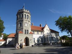 ピリタ修道院遺跡から2 kmほどタリンに向かって進むと、丘の上にあるマーリヤマエ宮殿(Maarjamäe Palace)に到着します。エストニアの歴史博物館になっており、ロシア統治時代のエストニアの様子などが説明されていました。この建物は17世紀後半に建てられた夏離宮(small summer manor )がベースになっており、外見が美しい建物です。