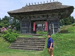 【湯殿山総本寺 瀧水寺（りゅうすいじ）大日坊／即身仏「真如海上人」】
山形県 鶴岡市 大網字入道11
http://www.dainichibou.or.jp

本明寺から車で15分。本明寺を11:25に出発し，11:40には着きました。もう少し早く切り上げることも可能だとは思いますが，見学所要時間は約75分。
写真は，茅葺きの大日坊「仁王門」。