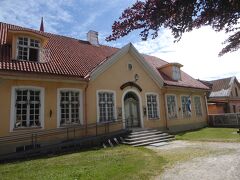 ハープサル城の近くにある旧市庁舎博物館（Haapsalu Old Town Hall Museum）です。1950年に旧市庁舎を利用した博物館として開設されています。20世紀初めころのハープサルに関連する物品が展示されています。