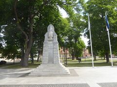 博物館前は公園になっていました。中央部に武人の石像がありました。ハープサルは静かで落ちついた町でした。