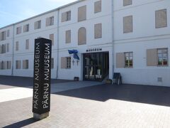 エストニア南部の町パルヌは、バルト海のパルヌ湾沿いにある都市で、エストニア屈指のリゾート地としても知られています。人口は約4万5千人で、エストニアでは大きな町に入ります。ここは町の中心部ショッピングエリアにあるバルヌ博物館です。入場料は4 Euroでした。