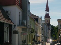 エリザベート教会（St. Elizabeth's Church）の尖塔です。現在の教会建物はロシアの女帝エリザベスが8000ルーブルを寄付して、1747年に造られたネオゴシック様式の美しい教会です。教会の名前は寄付者の女帝エリザベスに由来しています。

この後さらに南下してラトビアのリガ→リトアニアのビリニュスなどを訪問し、再び北上してラトビア→エストニアに戻りました。帰りは内陸部のE264号線を進みました。