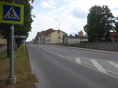 6月11日
内陸部のE264号線をラトビアからエストニアに進むと、バルガ(Valga)の町に入りました。人口1万4千人の国境の町です。
以前は国境検問所がありましたが、バルト３国がEUに加盟し、シェンゲン条約に署名した2007年12月に全ての検問施設が撤廃されています。以前は町中を国境を示す壁や検問所がありましたが、訪問時は全く無くなっていました。