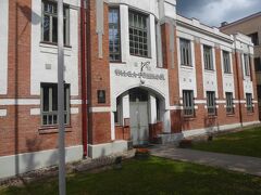 バルガ中心部にあるバルガ美術館（Valga Museum）の道路向かいにある学校です。こちらの方が美術館的でしたので、間違えてしまいました。美術館はありきたりの建造物で、バルガ地方の歴史と伝統を展示します。訪問は月曜日でしたので残念ながら開いていませんでした。日曜と月曜は閉館で、火－金が11:00 - 18:00、土10:00 - 15:00が開館時間で入場料は3 Euroでした。