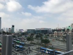 会賢駅から昨年開通したソウル道７０１７にて
徒歩でソウル駅へ向かいました。
この橋ができたおかげで、歩いてソウル駅へいけるので
かなり便利になりましたね。
風景など散策しながら歩けるので少し楽しいです！

ロッテマートでお土産購入前に
ひとつ先の駅近くにあるワップルショップへ歩いて向かいました。

ここでトラブル発生。
暑い中３０分以上歩いた上に、やっとお店探しあて到着したのですが
まだオープン前でしまってました・・・
後で聞いたところお昼１２時オープンとの事でした（涙
リサーチ不足でした・・・

気を取り直し、また歩いてソウル駅へ
帰りは目的地がはっきりしてるので、案外は早くついたように感じました。

ロッテマートでショッピングしましたが、会計時にその場で
TAXFREEになるのが便利ですね。
アウトレットなどでブラブラし、ホテルへ一旦帰りました。

ホテルのシャトルバスの時間が合わなかったので、タクシーで帰りましたが
やはり車ですとかなり大回りしますね。