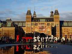 ちょっと奥の方まで足を延ばし、「Iamsterdam」モニュメントへ
後ろに見えるのは国立美術館
