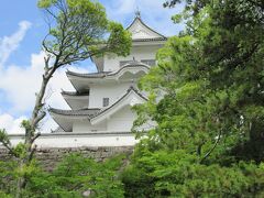 天守閣の東側まで回ってきました。
青空が増えてきました。