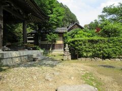 さらに大手道を登ると、伝徳川家康邸跡に建立された摠見寺仮本堂。
立入禁止なので、柵の隙間から撮影。