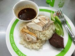 チェックイン後は腹ごしらえ。ホステルから徒歩圏内の緑のカオマンガイで知られるKuang Heng Pratunam Chicken Rice (https://tabelog.com/thailand/A5601/A560106/56000191/) でカオマンガイを食べました。1つタレをつけた後に写真を撮りましたすみません。めちゃくちゃ美味しくてバンコクの食べ物への期待が高まりました。ピンクのカオマンガイの方は長蛇の列ができていて入れそうになかったです。