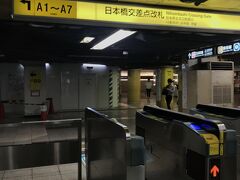 今回の旅の始まりは日本橋駅！
予定通りオフィスを17時ちょい過ぎに早上がりして(フレックスタイム制度のおかげ)、日本橋駅に到着したのは17:23。
今回は京成バスの東京シャトルで成田空港まで。
17:40の便を楽天トラベルから予約し、900円でした。
（楽天トラベル経由で予約すると、楽天ポイントは貯まるけれども変更等出来ないので要注意）