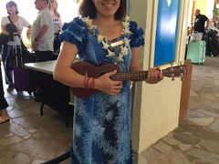 ビレッジ到着。
ハワイアンなお姉さんが、ウクレレを奏でながら迎えてくれます。